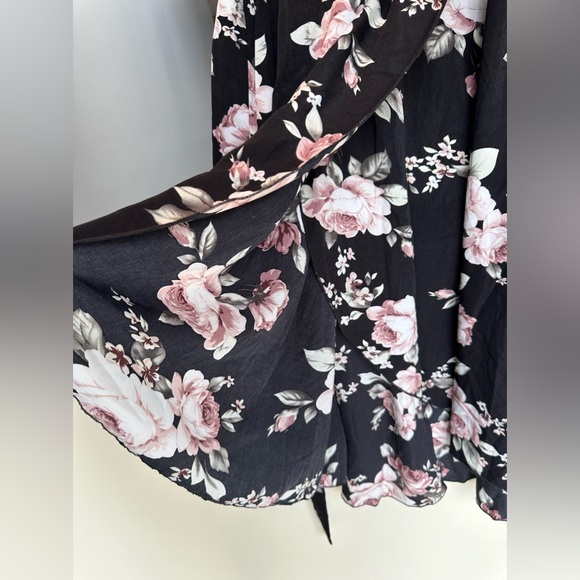 Black floral print wrap dress fits like 3XL - Picture 4 of 6